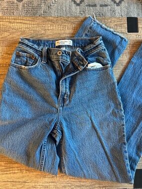 Abercrombie Curve Love 90s Straight Jeans Size 25 – Ultra High Rise Raw Hem